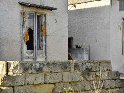 Basse palazzine che sembrano essere state colpite da un terremoto